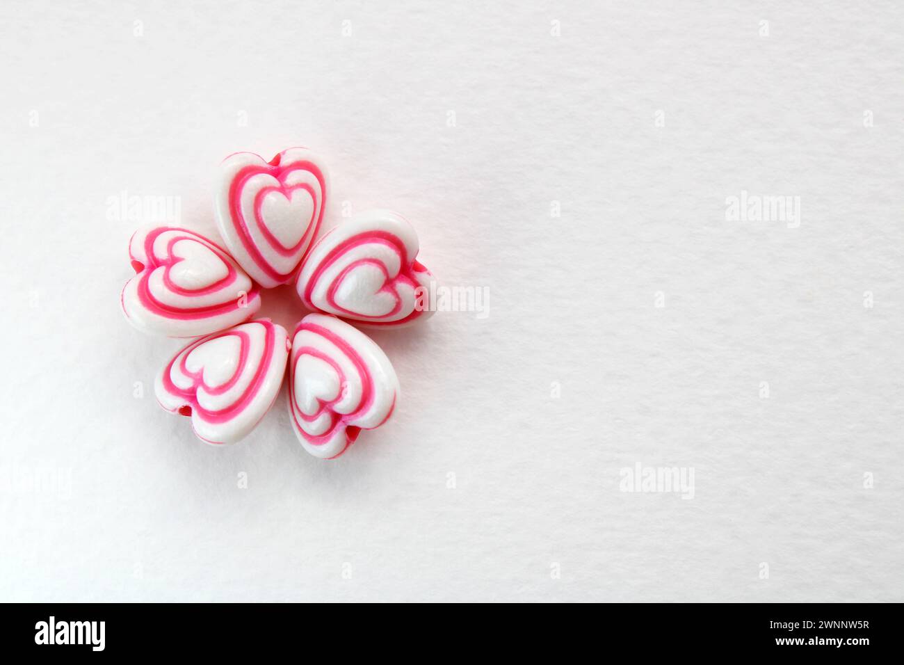 Fiore fatto di cuori disposti a forma circolare Foto Stock
