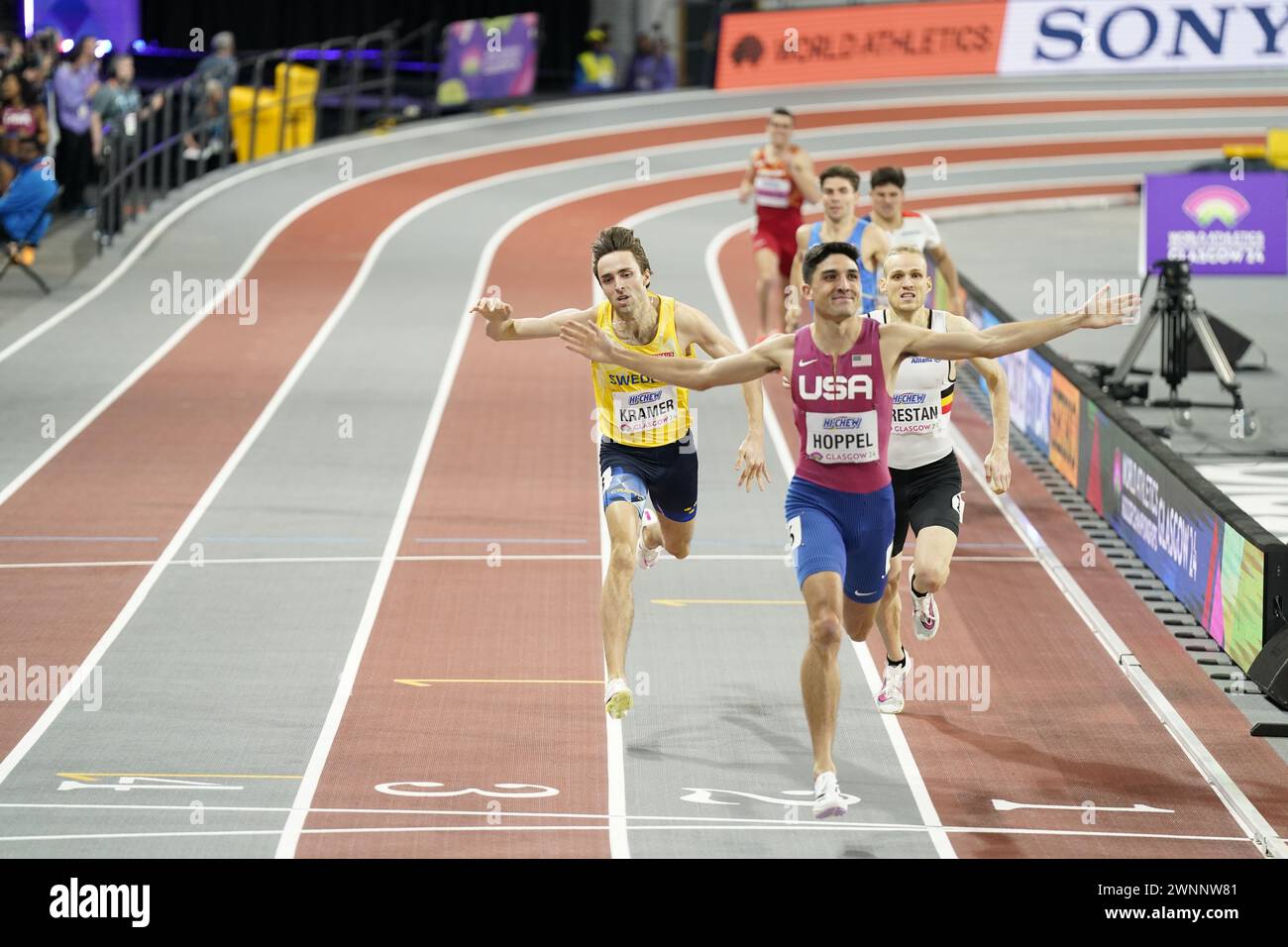 Glasgow, Scozia 20240303.Andreas Kramer t.v. svedese corre all'argento dietro Bryce Hoppel negli Stati Uniti nei 800 m ai Campionati mondiali di atletica indoor di Glasgow. Foto: Lise Aaserud / NTB Foto Stock