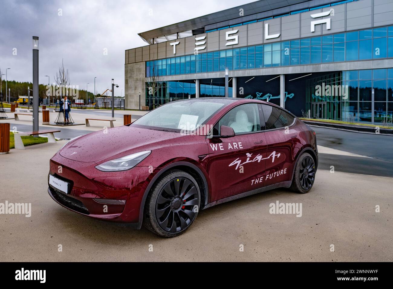 tesla modello y Midnight Cherry Red, Gigafactory Berlin-Brandenburg sede di produzione Tesla in Europa, la nostra azienda più avanzata, sostenibile ed efficiente Foto Stock