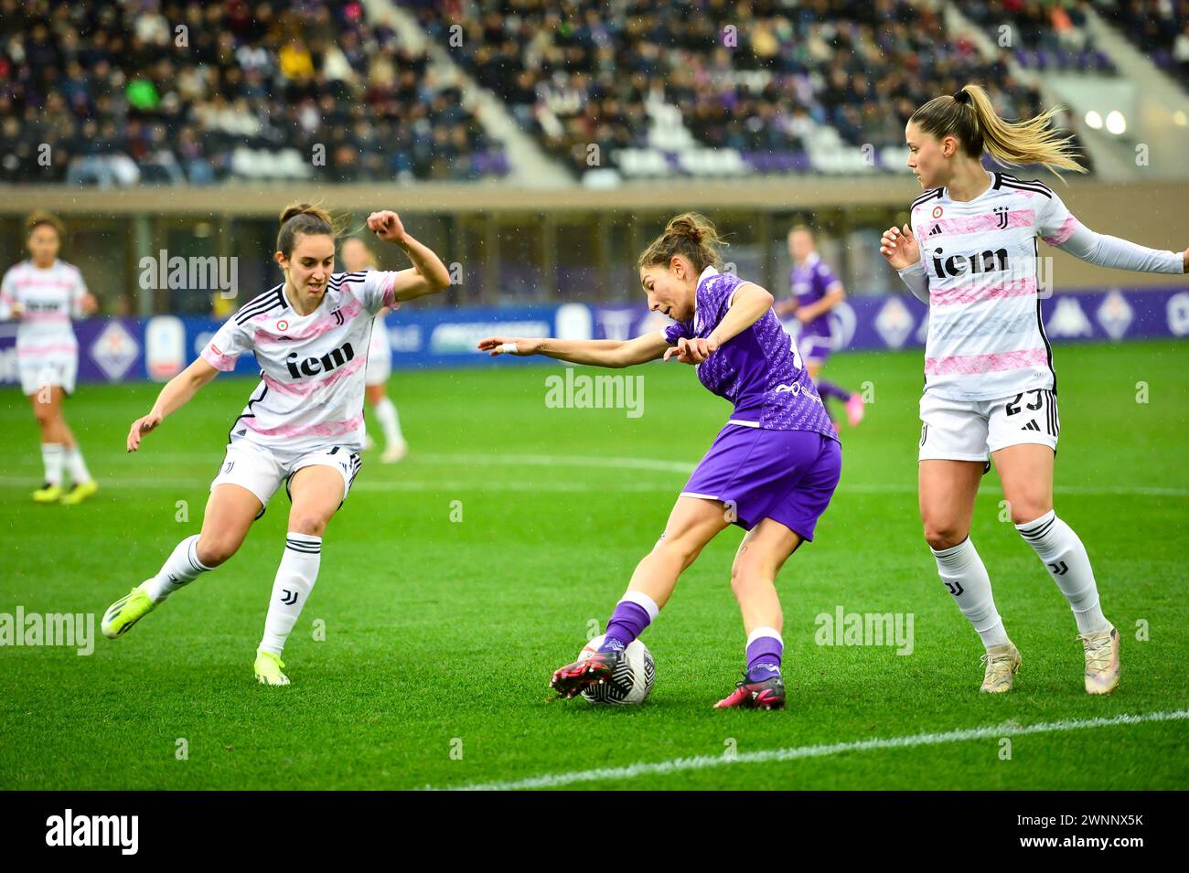 Firenze, Italia. 3 marzo 2024. 7 Longo Miriam entra in zona contro 7 Garbino Maelle e 23 Salvai Cecilia durante Fiorentina vs Juventus Women, Coppa Italia Italia Women Football Match a Firenze, Italia, 03 marzo 2024 credito: Independent Photo Agency/Alamy Live News Foto Stock