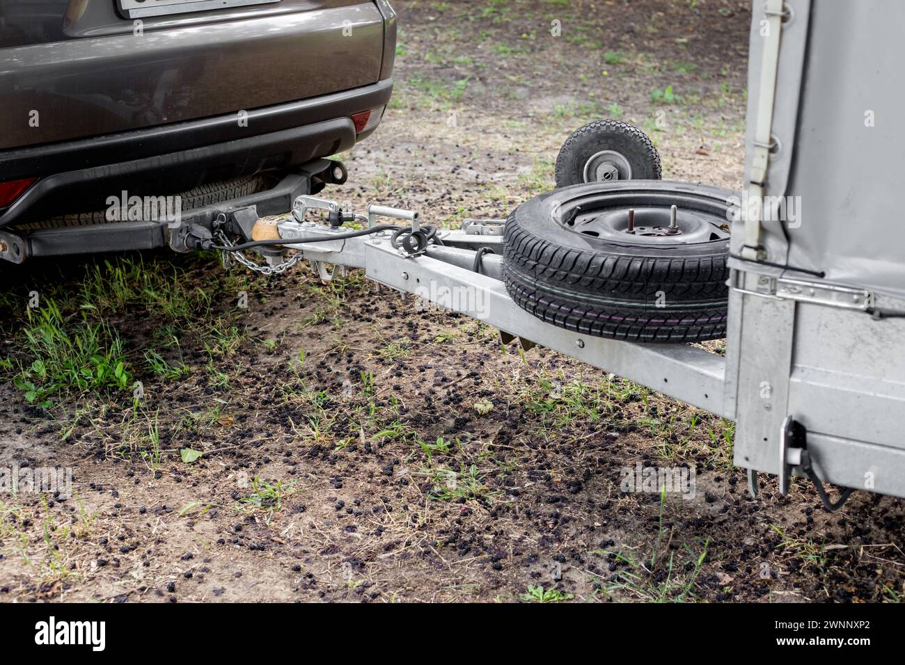 Gancio di traino su un'auto. Barra di traino del rimorchio con ruota di scorta. Foto Stock