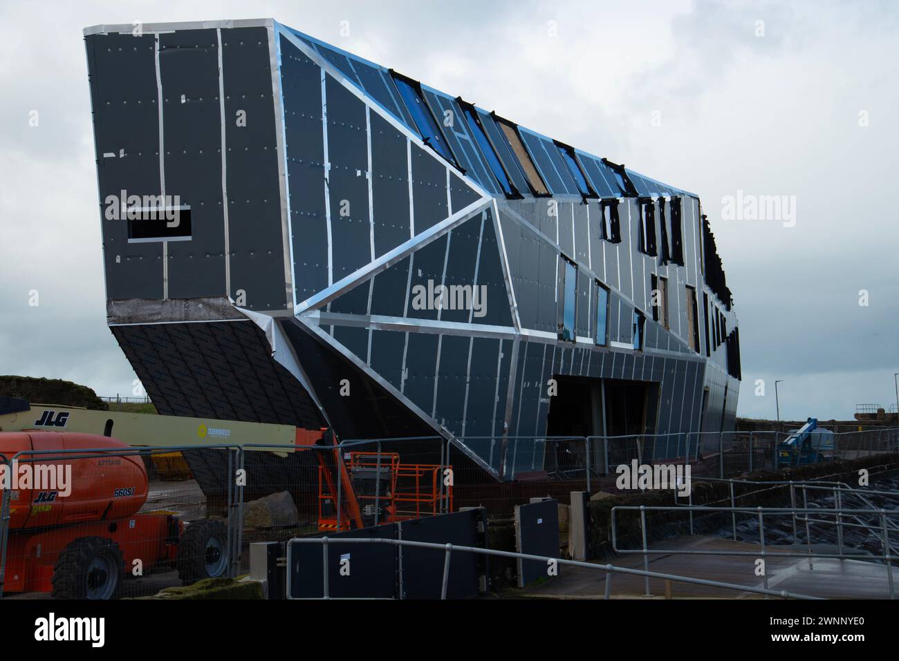 un nuovo edificio dall'aspetto strano sulla marina di whitehaven chiamato "the edge" Foto Stock
