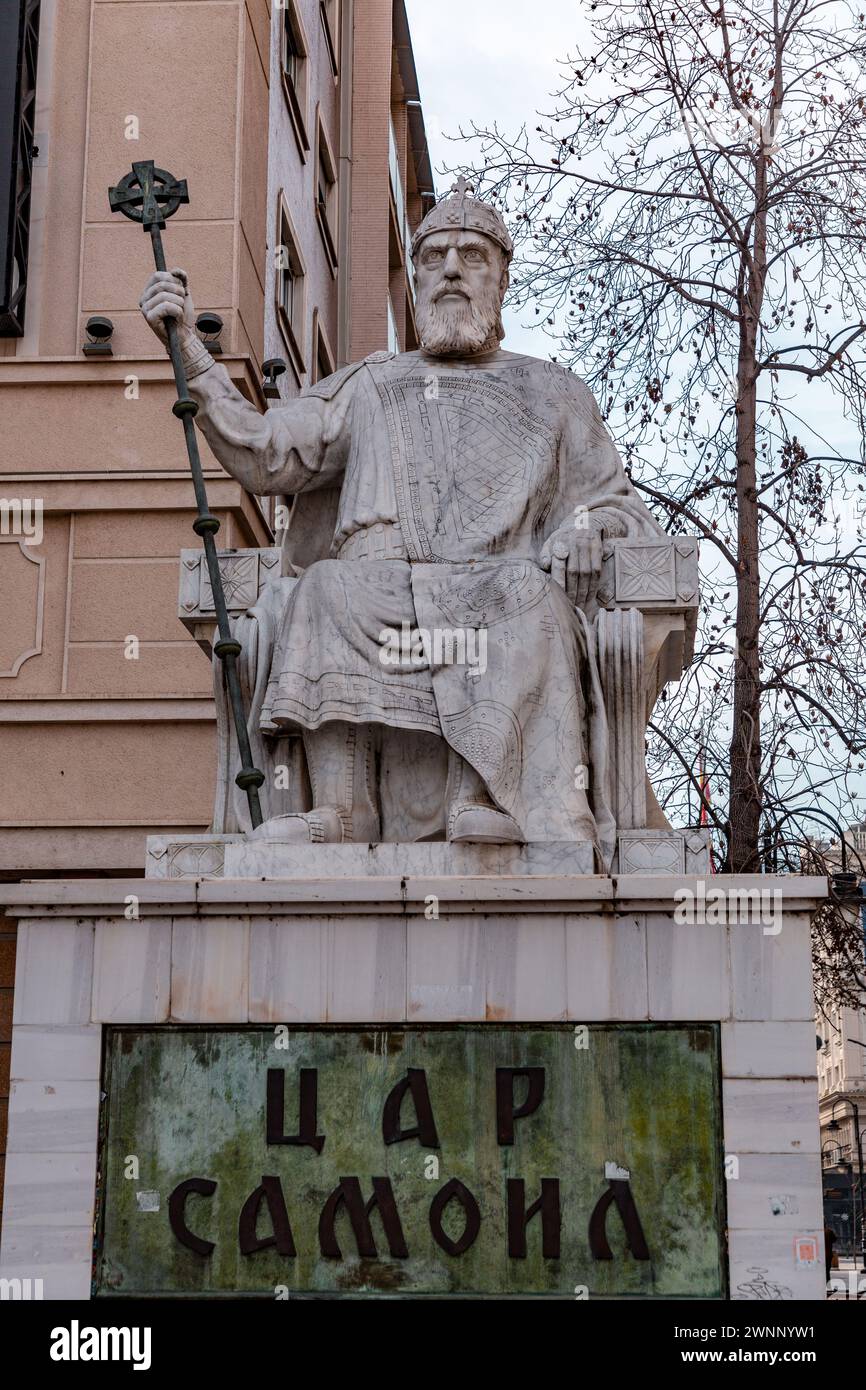 Skopje, Macedonia del Nord - 7 febbraio 2024: Scena urbana e vista sulla strada nella zona centrale di Skopje, la capitale della Macedonia del Nord. Foto Stock