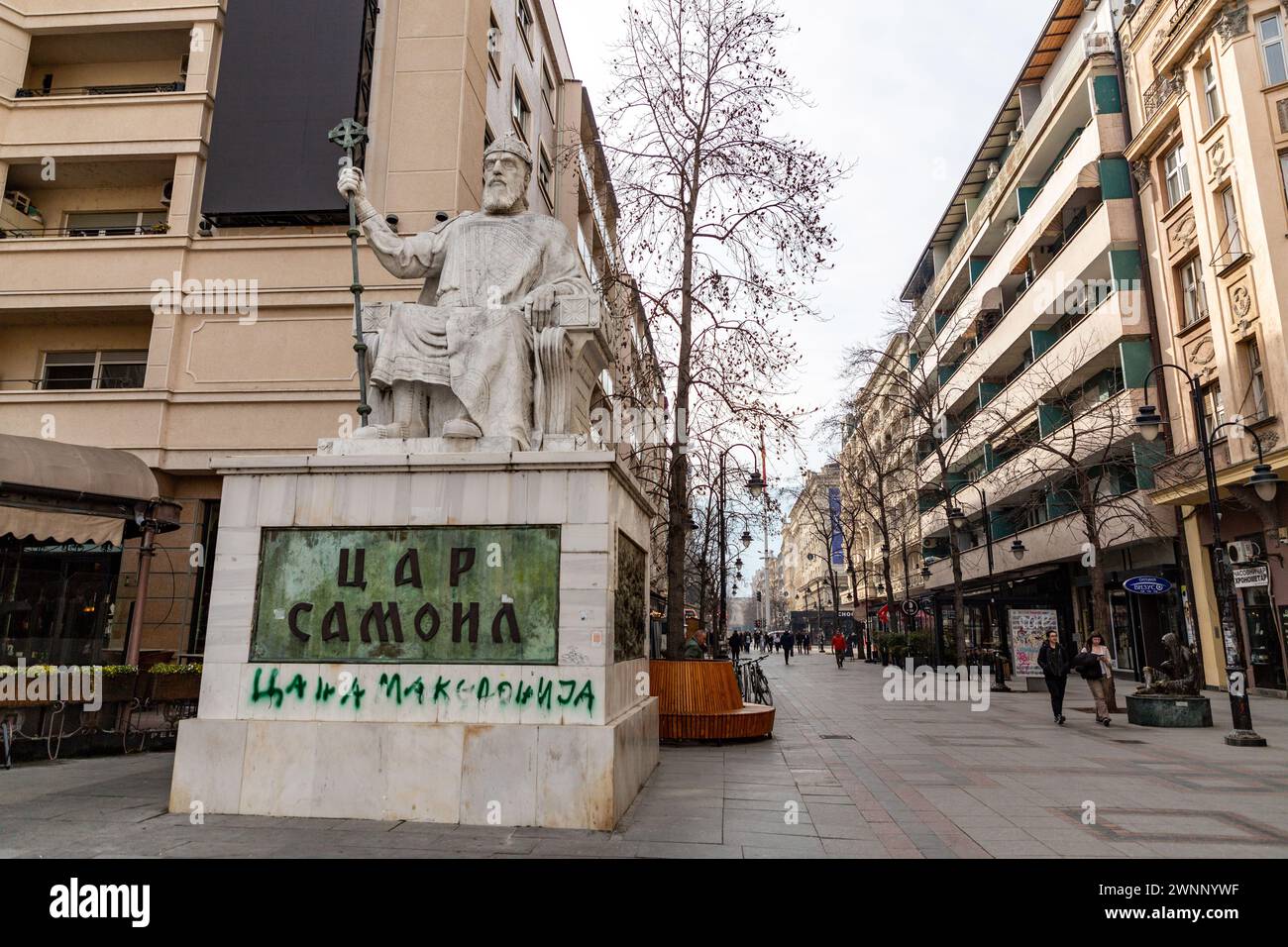 Skopje, Macedonia del Nord - 7 febbraio 2024: Scena urbana e vista sulla strada nella zona centrale di Skopje, la capitale della Macedonia del Nord. Foto Stock