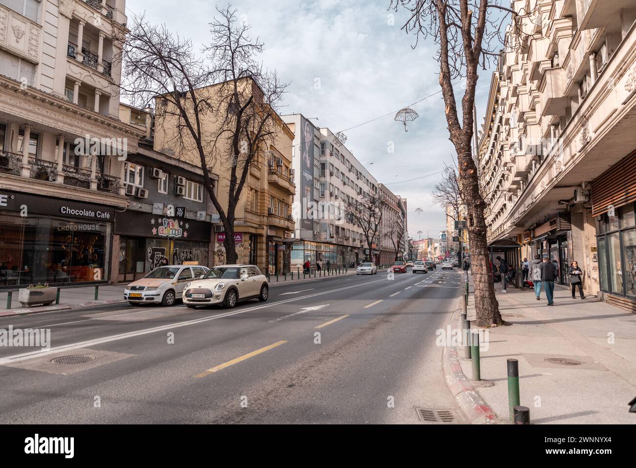 Skopje, Macedonia del Nord - 7 febbraio 2024: Scena urbana e vista sulla strada nella zona centrale di Skopje, la capitale della Macedonia del Nord. Foto Stock