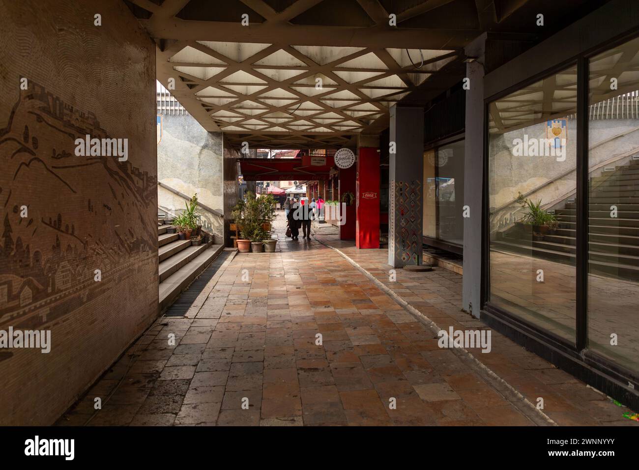 Skopje, Macedonia del Nord - 7 febbraio 2024: Scena urbana e vista sulla strada nella zona centrale di Skopje, la capitale della Macedonia del Nord. Foto Stock