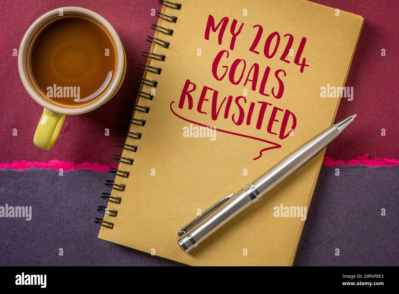 i miei obiettivi 2024 sono stati rivisitati, la scrittura a mano in un quaderno a spirale, il concetto di definizione degli obiettivi Foto Stock