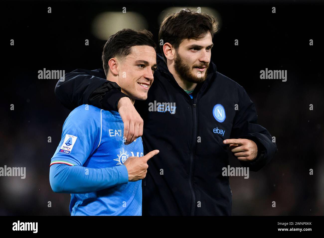 Napoli, Italia. 3 marzo 2024. Giacomo Raspadori della SSC Napoli e Khvicha Kvaratskhelia della SSC Napoli celebrano la vittoria al termine della partita di serie A tra SSC Napoli e Juventus FC. Crediti: Nicolò campo/Alamy Live News Foto Stock