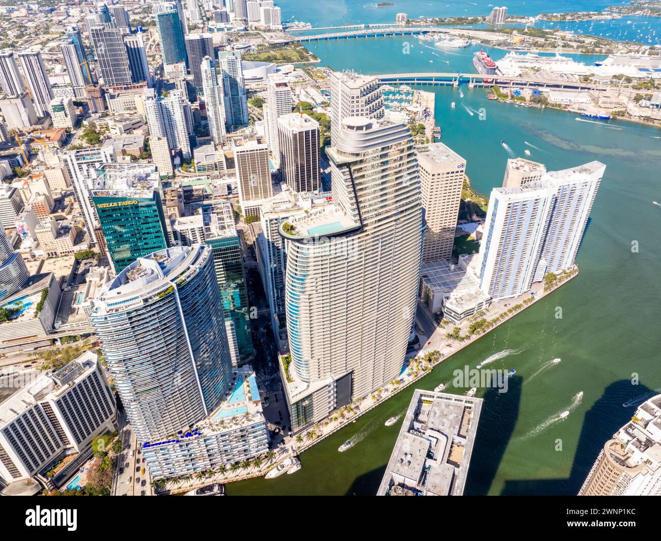 Miami, FL, USA - 26 febbraio 2024: Piscina al 55° piano dell'Aston Martin Residences Sky Foto Stock