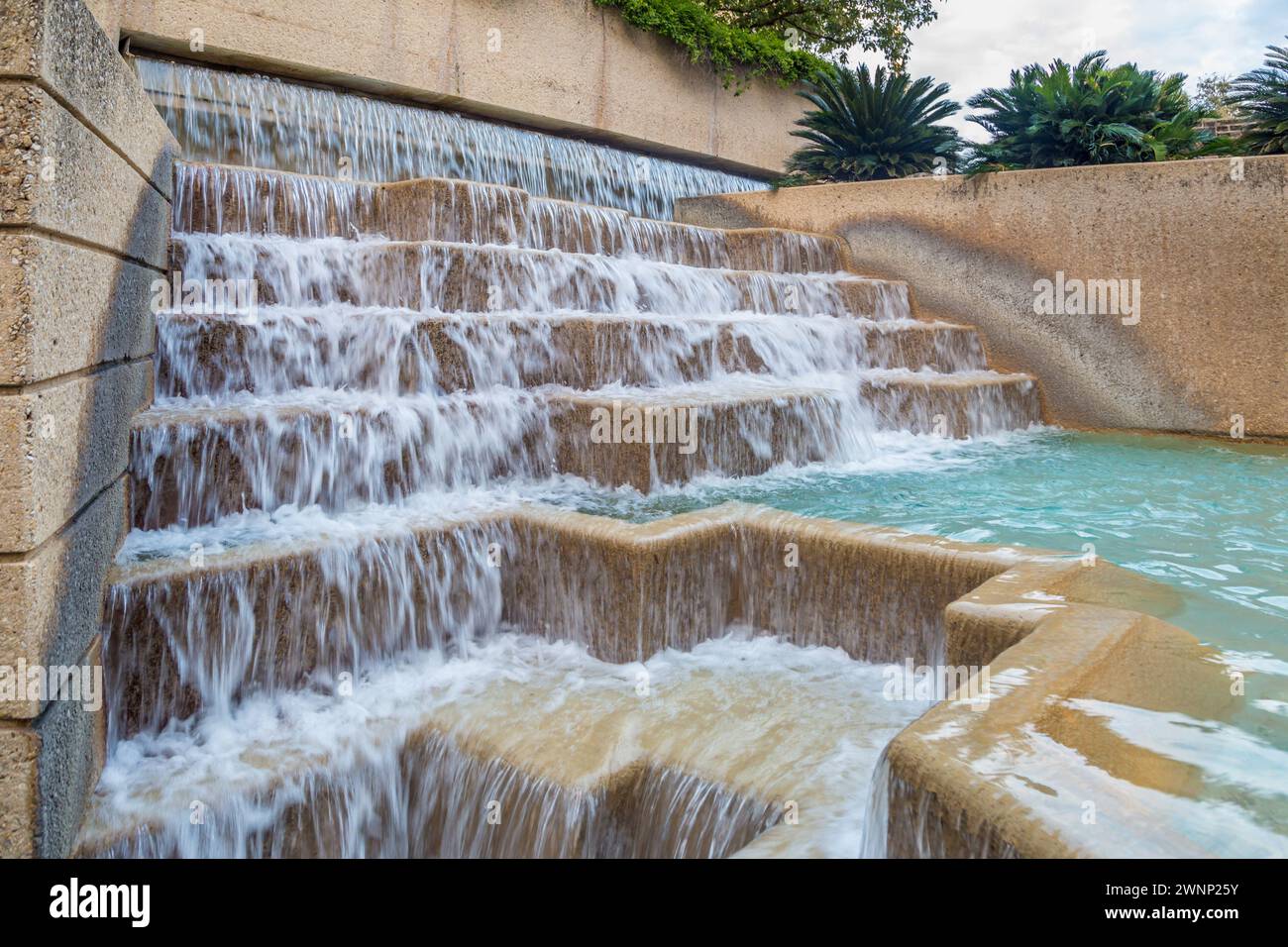 Cascata a gradini sul lungofiume nel centro di San Antonio, Texas Foto Stock