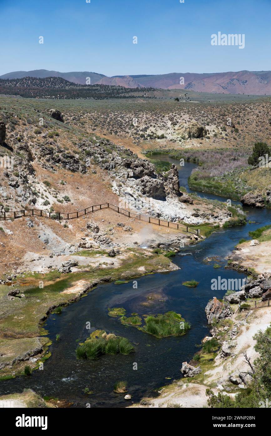 Il sito geologico di Hot Creek si trova a pochi chilometri da Mammoth Lakes, CALIFORNIA. Le sorgenti termali, o le piscine geotermali, le bolle e la promontorio del torrente, Foto Stock