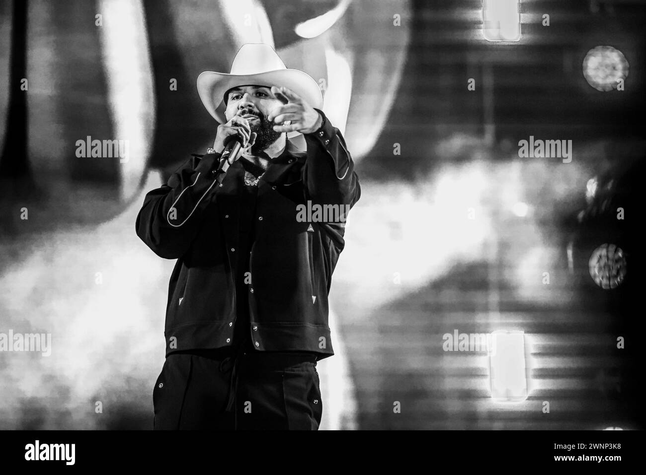 HERMOSILLO, MESSICO - 2 MARZO: Carin Leon si esibisce durante un concerto come parte del tour Colmillo de Leche allo stadio Fernando Valenzuela il 2 marzo 2024 a Hermosillo, Messico. (Foto di Luis Gutierrez/Norte Photo) Foto Stock