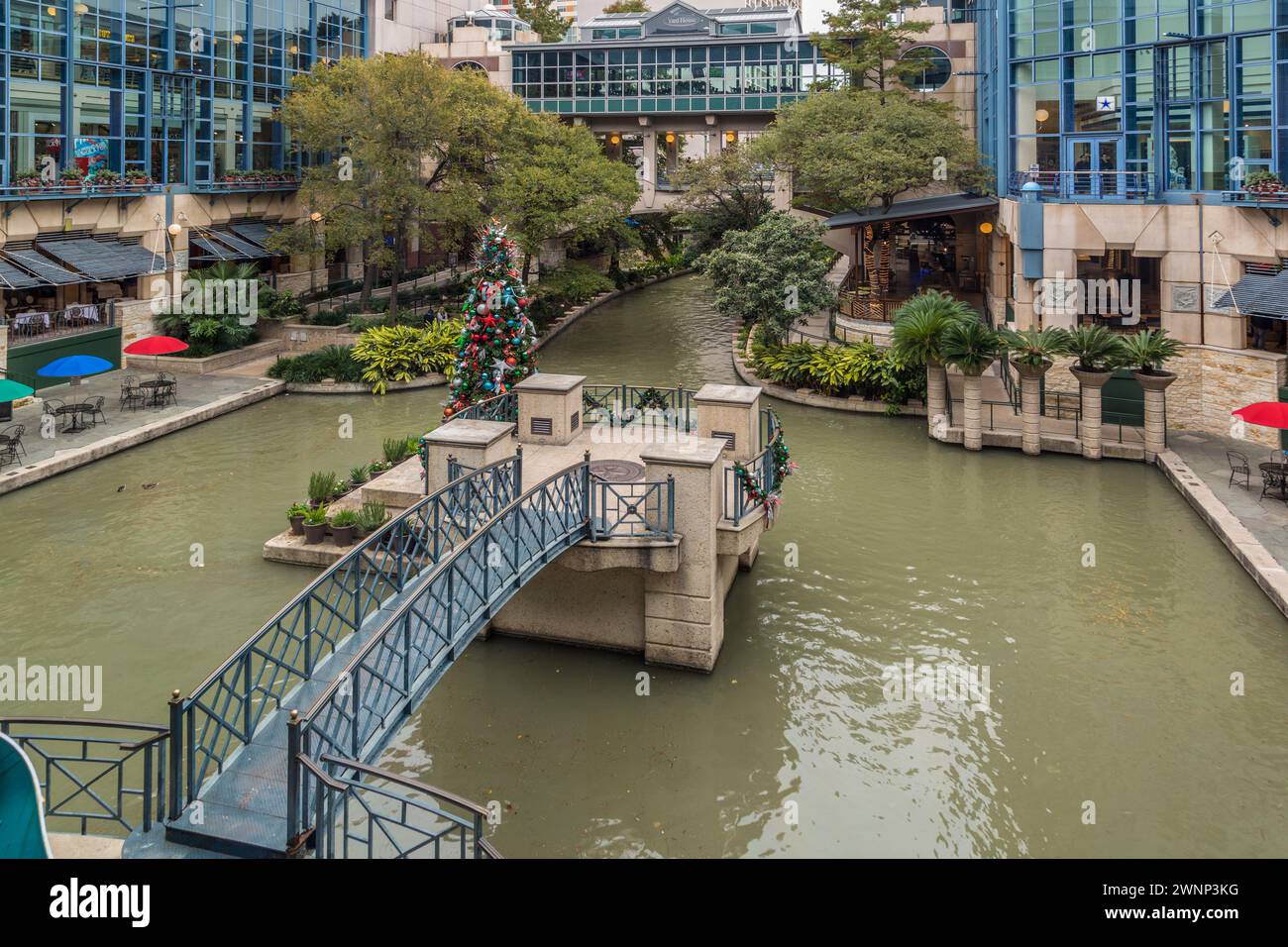 Ponte verso una piattaforma presso il centro commerciale River Center sul lungofiume nel centro di San Antonio, Texas Foto Stock