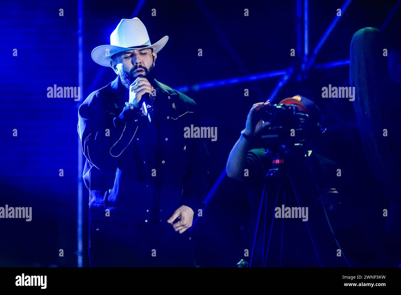 HERMOSILLO, MESSICO - 2 MARZO: Carin Leon si esibisce durante un concerto come parte del tour Colmillo de Leche allo stadio Fernando Valenzuela il 2 marzo 2024 a Hermosillo, Messico. (Foto di Luis Gutierrez/Norte Photo) Foto Stock