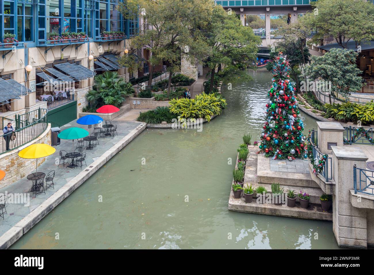 Albero di Natale decorato su una piattaforma presso il centro commerciale River Center sul lungofiume nel centro di San Antonio, Texas Foto Stock