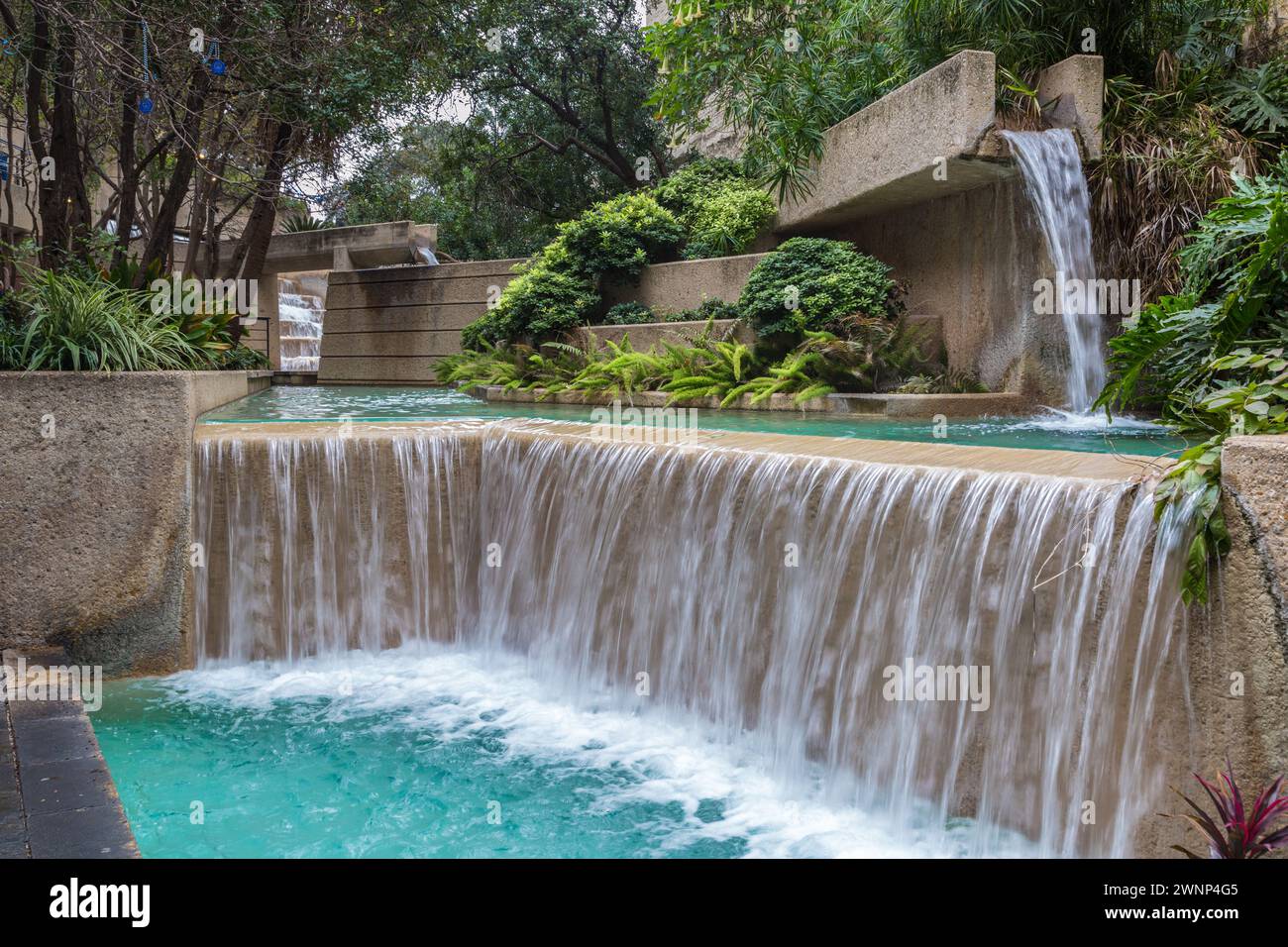 Cascata a più livelli sul lungofiume nel centro di San Antonio, Texas Foto Stock