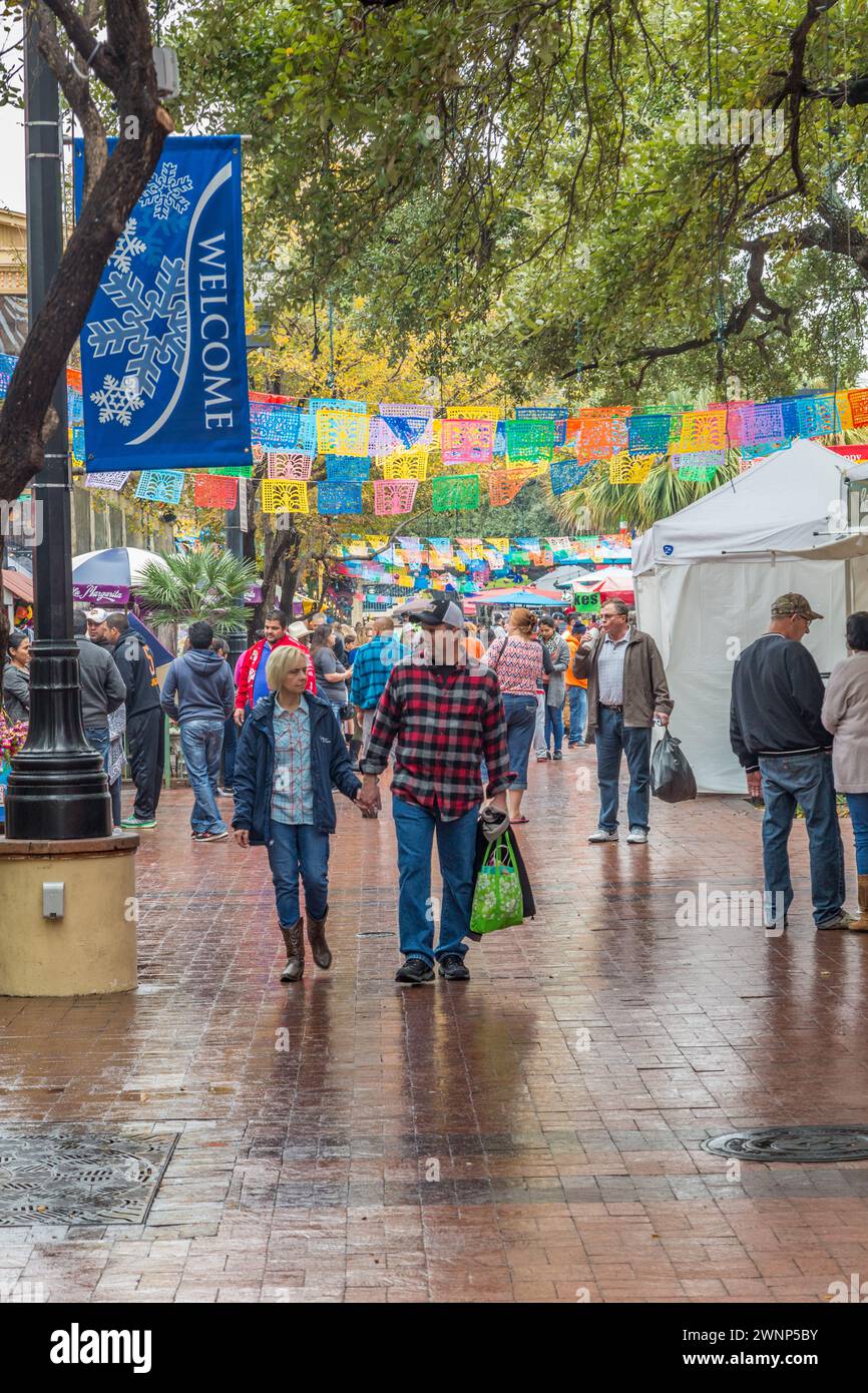 Visitatori che fanno shopping nella storica Market Square nel centro di San Antonio, Texas Foto Stock