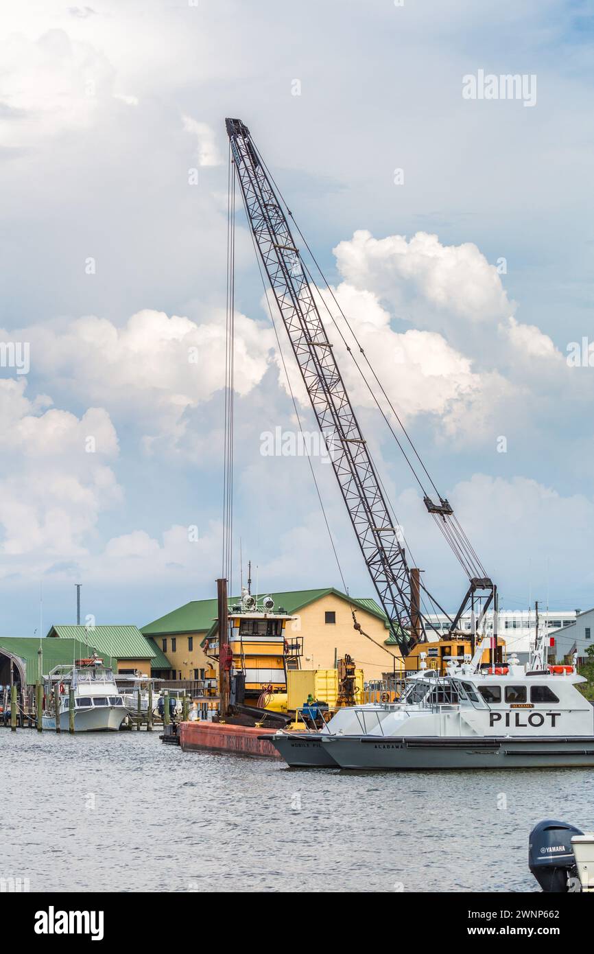 Diversi tipi di barche ai moli e alle banchine di Dauphin Island, Alabama Foto Stock