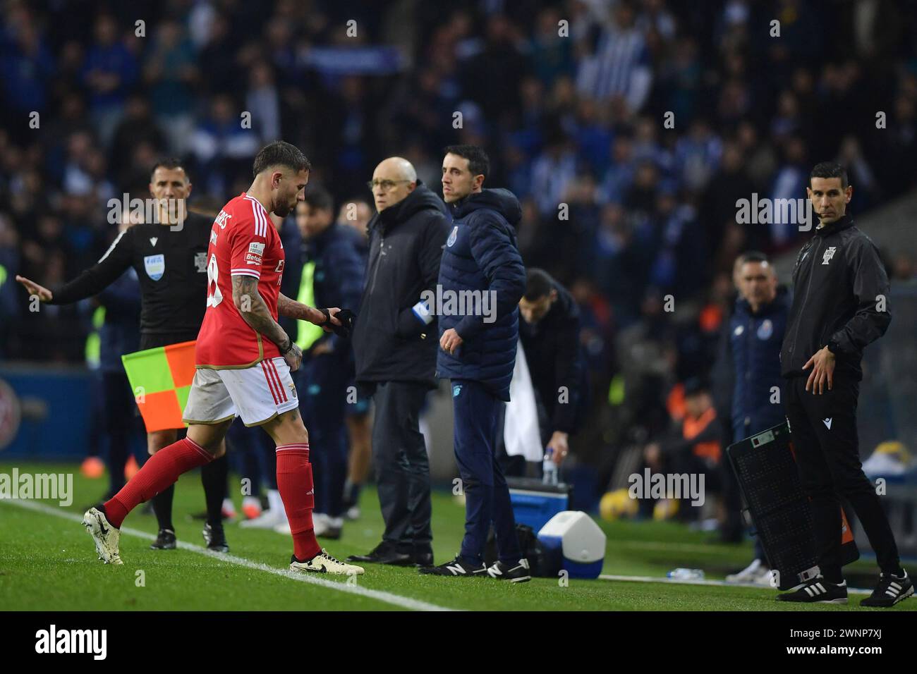 3 marzo 2024: Porto, Portogallo: Nicolás Otamendi del Benfica, rosso cardato e spedito; FC Porto contro Benfica; Campionato Portugu&#xea;s a Estádio do drag&#xe3;o Foto Stock