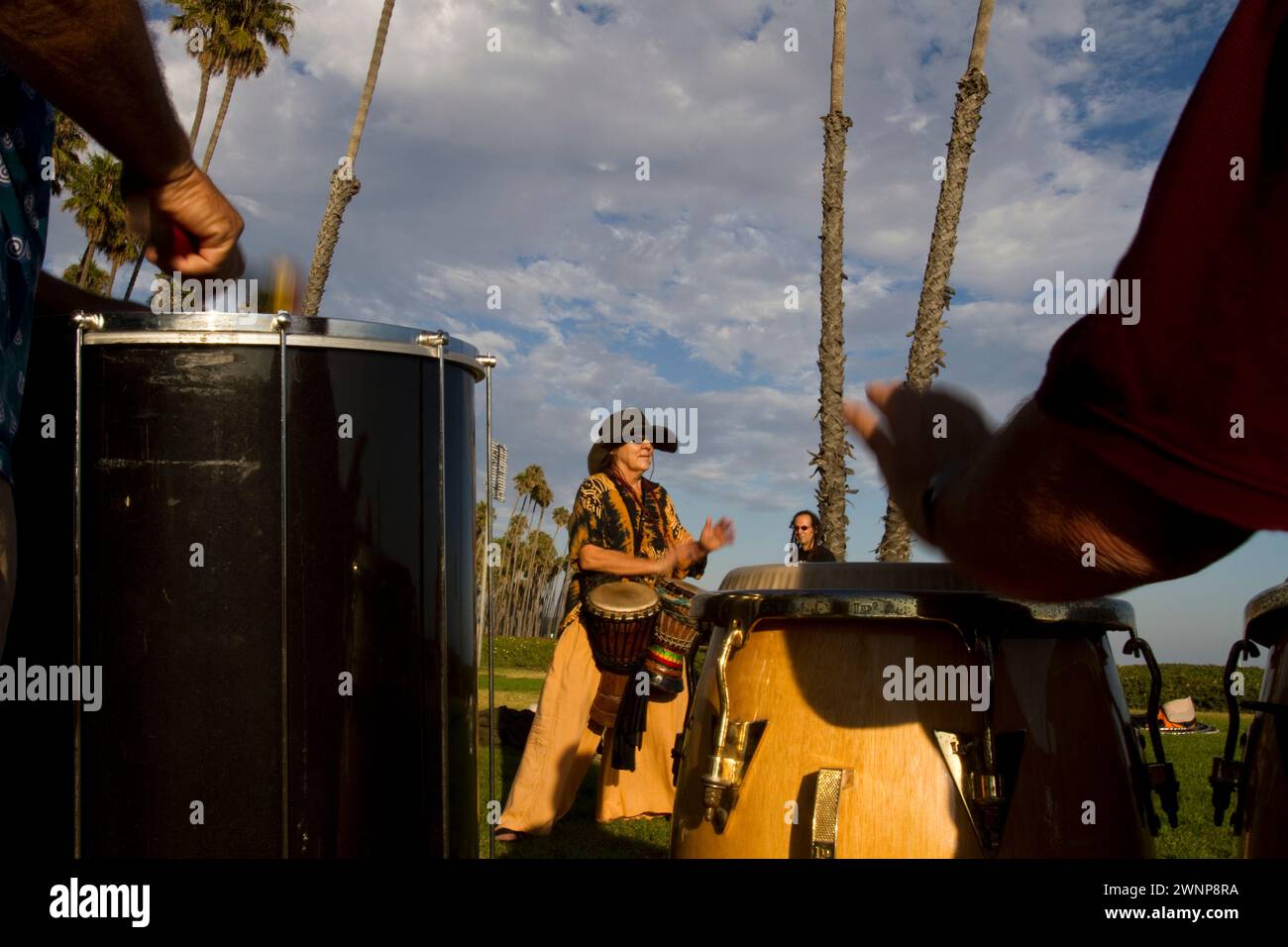 Il lungomare di Santa Barbara, California, si trova accanto alla spiaggia lungo Cabrillo Blvd e offre esercizio fisico, arte e luoghi in cui rilassarsi. Foto Stock