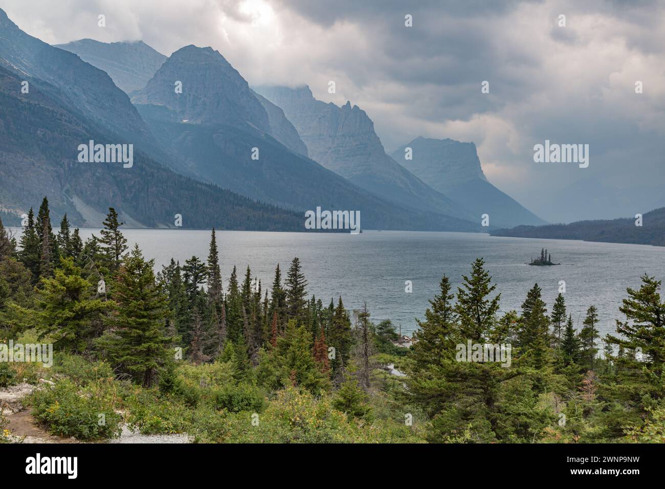 Vista sulle montagne dal punto panoramico Wild Goose Island Lookout sulla Sun Road lungo il lago Saint Mary nel Glacier National Park, Montana Foto Stock