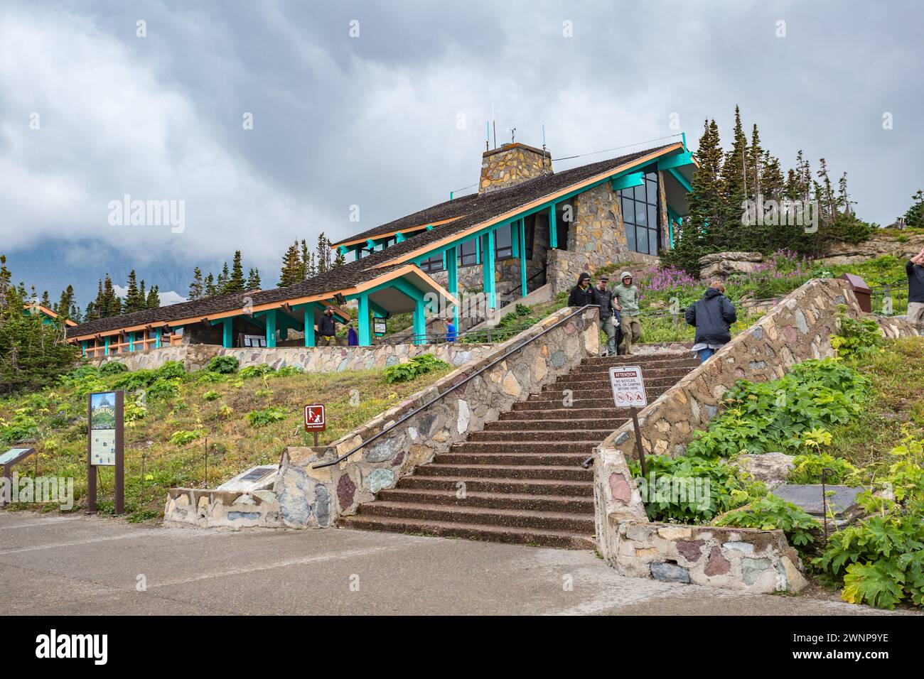 Turisti al Logan Pass Visitor Center nel Glacier National Park in Montana Foto Stock