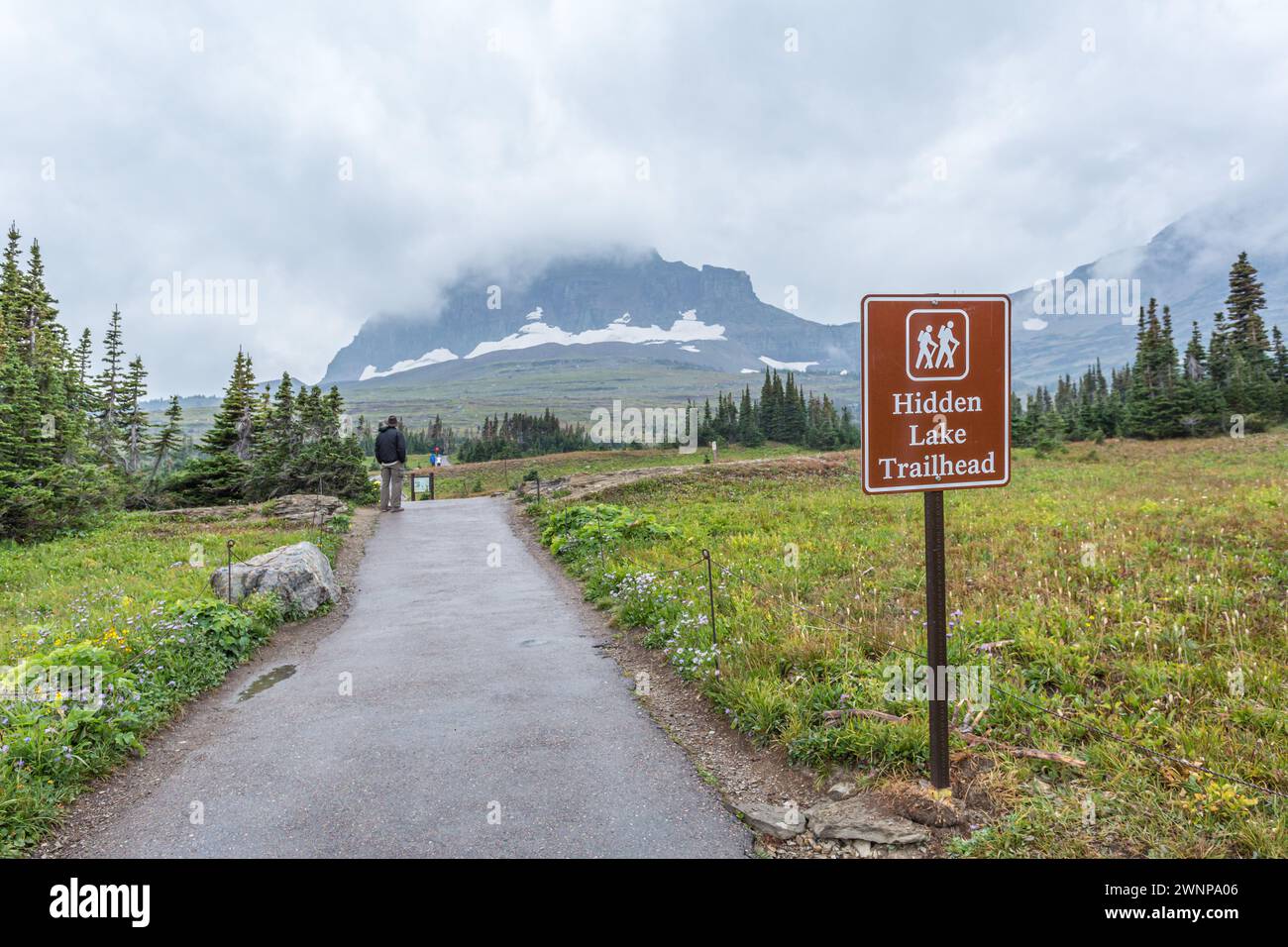 Il cartello con la scritta "directory" fornisce una mappa con le informazioni sui sentieri del Logan Pass Visitor Center nel Glacier National Park in Montana Foto Stock