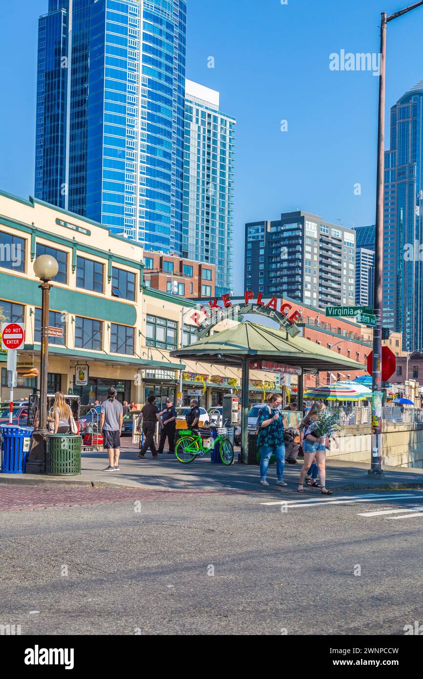 I turisti e la gente del posto camminano vicino al Pike Place Market nel centro di Seattle, Washington Foto Stock