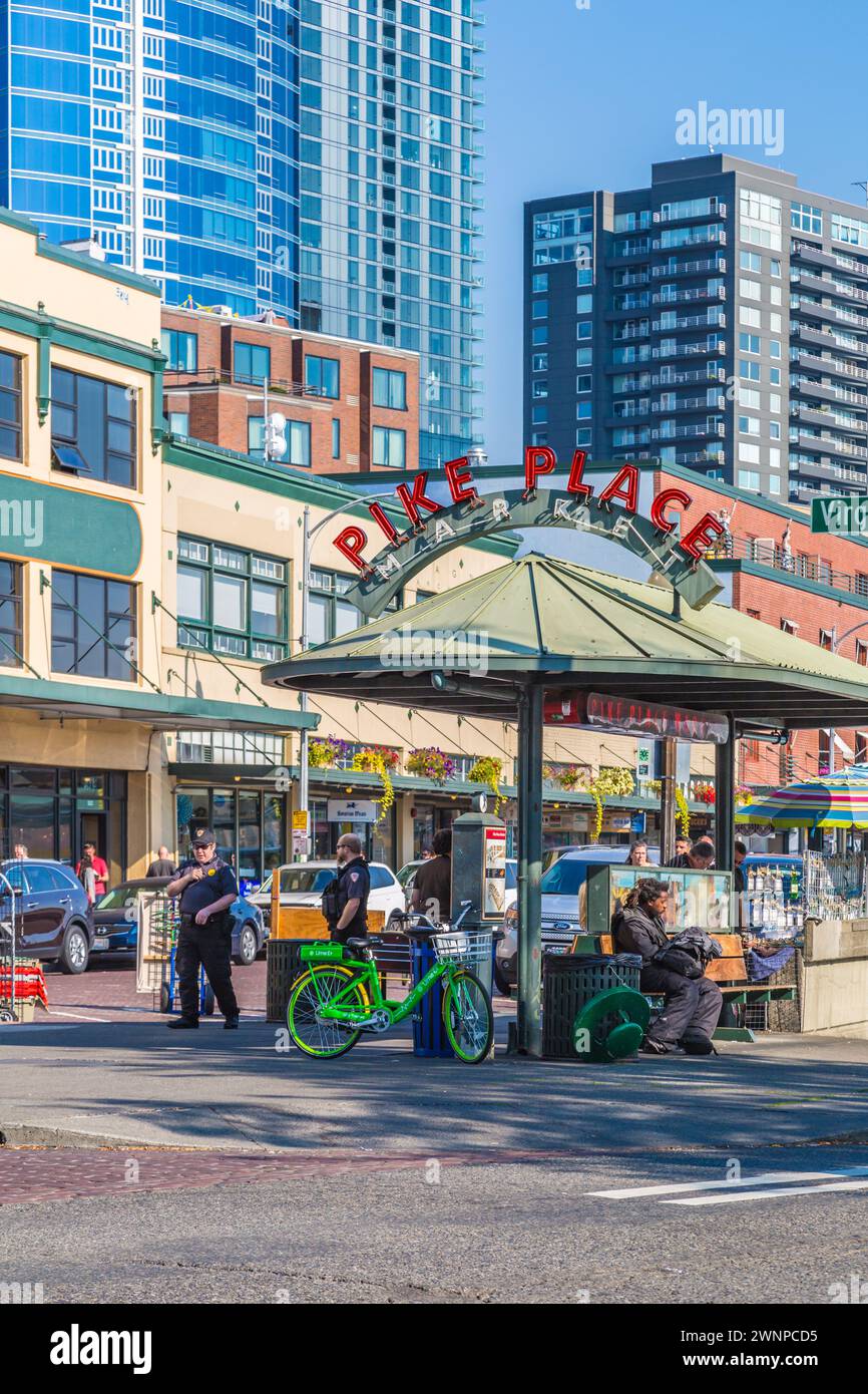 I turisti e la gente del posto camminano vicino al Pike Place Market nel centro di Seattle, Washington Foto Stock