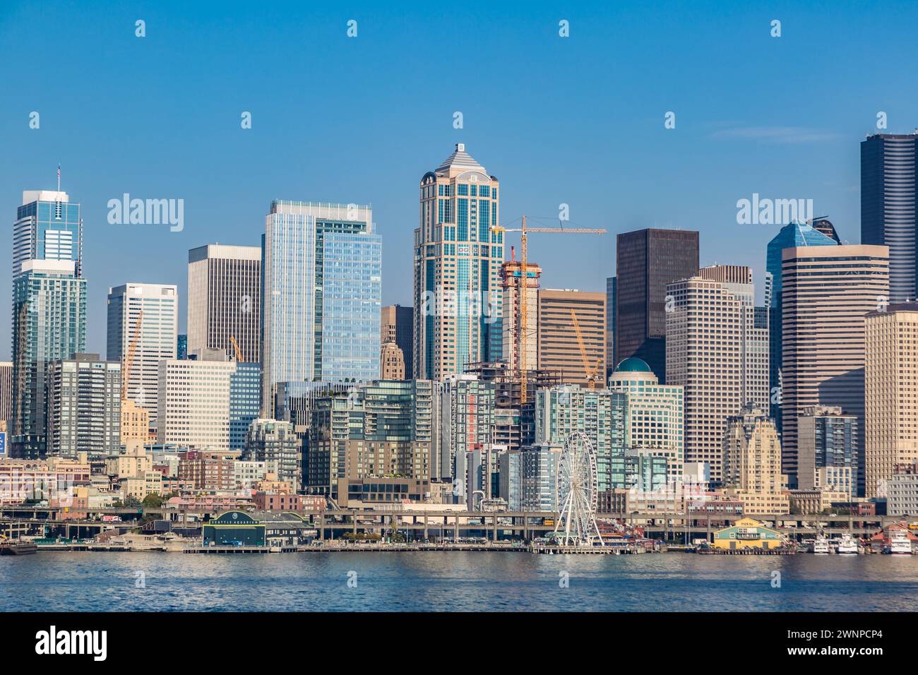 Seattle Aquarium e la Great Seattle Wheel sul lungomare di Elliot Bay a Seattle, Washington Foto Stock