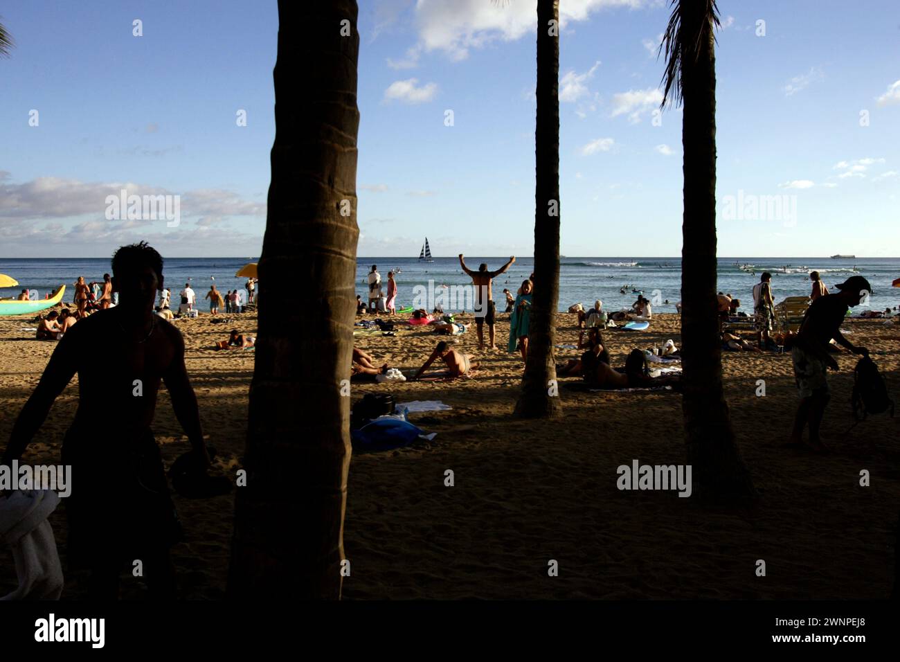 Honolulu, HI, 18 luglio 2007: Gli amanti della spiaggia apprezzano Waikiki Beach mentre la giornata volge al termine. (Fotografia di Todd Bigelow/Aurora) Foto Stock
