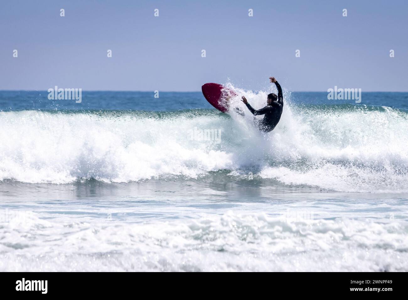 I surfisti si dirigono verso le onde vicino al 3rd Point presso la Surfrider Beach di Malibu, California. Foto Stock