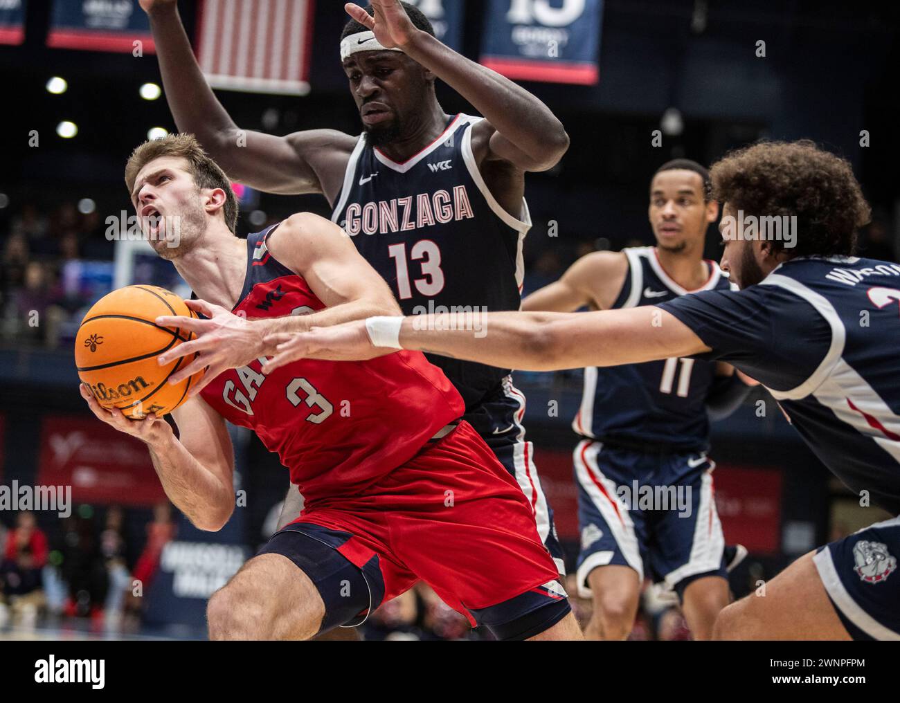 02 marzo 2024 Moraga, CA U.S.A. St La guardia di Mary Augustas Marciulionis (3) va al cerchio durante la partita di pallacanestro maschile NCAA tra Gonzaga Bulldogs e i Saint Mary's Gaels. Gonzaga ha battuto i 70-57 di Saint Mary al Padiglione della University Credit Union Moraga, California. Thurman James/CSM Foto Stock