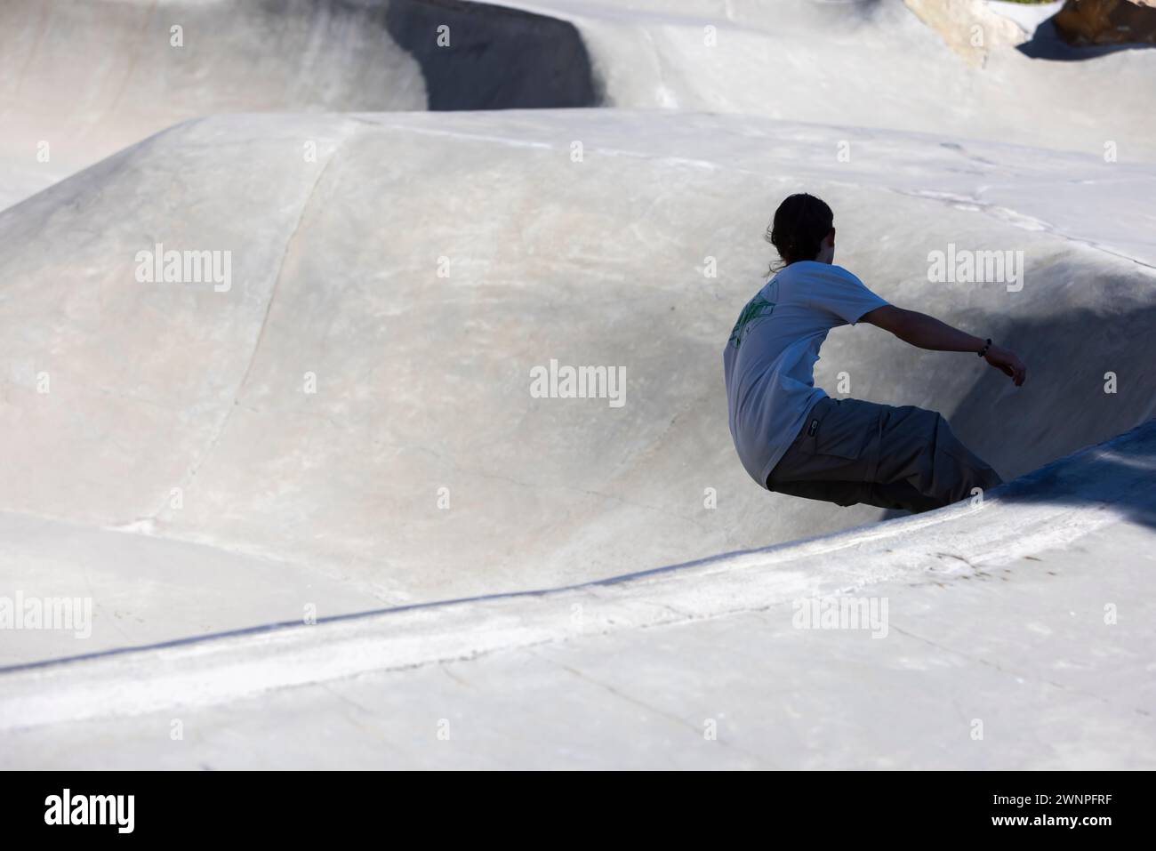 Lo skatepark di Mammoth Lakes, California, è una serie di bocce e rotaie che attirano la gente del posto e i visitatori. Foto Stock