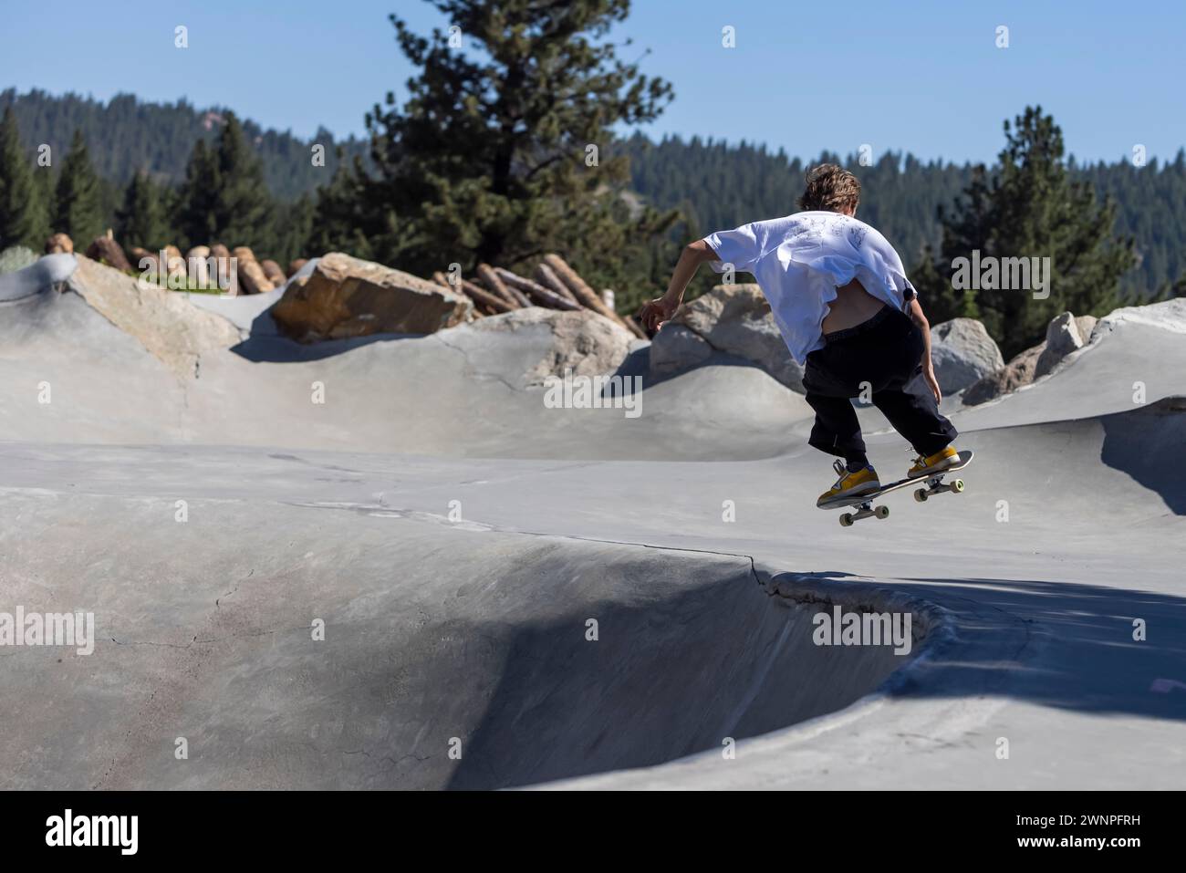 Lo skatepark di Mammoth Lakes, California, è una serie di bocce e rotaie che attirano la gente del posto e i visitatori. Foto Stock