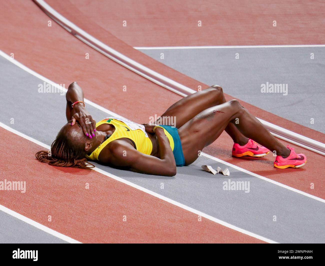 Glasgow, Regno Unito. 3 marzo 2024. Emirates Arena, Glasgow, Scozia - domenica 3 marzo: Un'emozionale Noelie YARIGO (Benin - BEN) celebra la sua medaglia di bronzo nella finale di 800 metri durante i Campionati mondiali di atletica leggera indoor di Glasgow 2024 all'Emirates Arena domenica 3 marzo 2024 (Claire Jeffrey/SPP) credito: SPP Sport Press Photo. /Alamy Live News Foto Stock