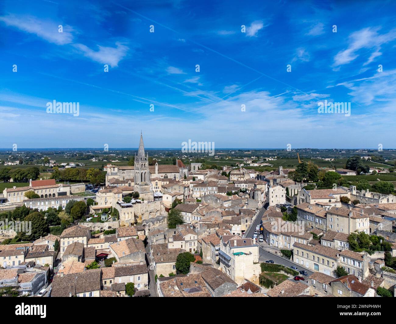 Vedute aeree delle vecchie case e delle strette strade collinari della città medievale di St Emilion, produzione di vino rosso Bordeaux su vigneti di classe cru a Saint-Emil Foto Stock