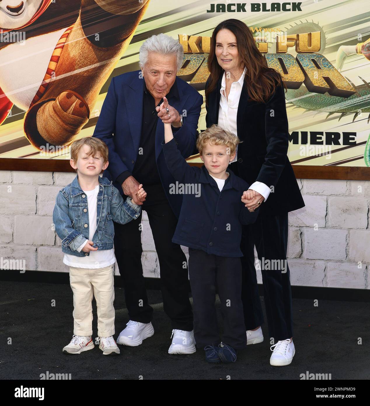 Los Angeles, Stati Uniti. 3 marzo 2024. Dustin Hoffman, Lisa Hoffman arriva alla prima Kung fu Panda 4 tenutasi all'AMC Grove 14 di Los Angeles, CALIFORNIA, domenica 3 marzo 2024. (Foto di Juan Pablo Rico/Sipa USA) credito: SIPA USA/Alamy Live News Foto Stock