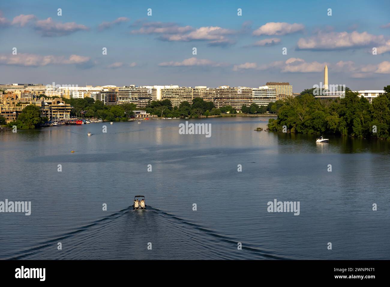 Il fiume Potomac separa Georgetown, Washington D.C., da Arlington, Virginia, ed è molto frequentato dai diportisti, dai kayak e dagli appassionati di attività all'aperto. Foto Stock