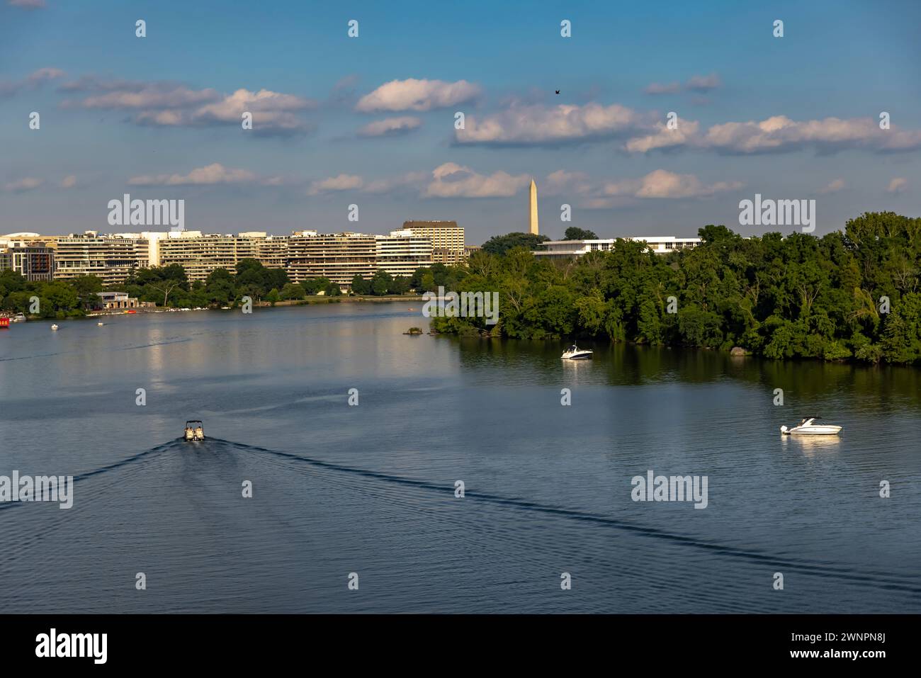 Il fiume Potomac separa Georgetown, Washington D.C., da Arlington, Virginia, ed è molto frequentato dai diportisti, dai kayak e dagli appassionati di attività all'aperto. Foto Stock