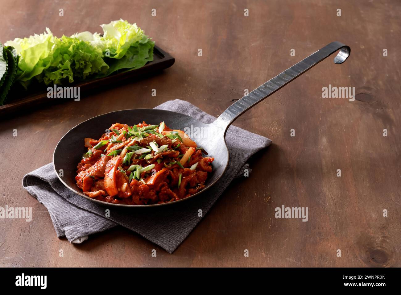 Questo è un delizioso e sostanzioso piatto coreano di maiale saltato in padella (제육볶음). Il maiale è tenero e saporito, e le verdure sono cotte alla perfezione. Foto Stock