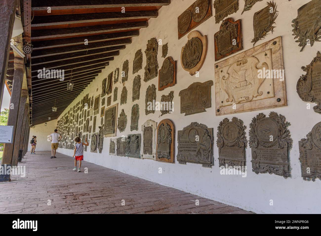 San Miguel de Tucuman, Argentina - 18 gennaio 2024: Galleria con targhe commemorative nel patio della storica casa di Tucuman. Foto Stock