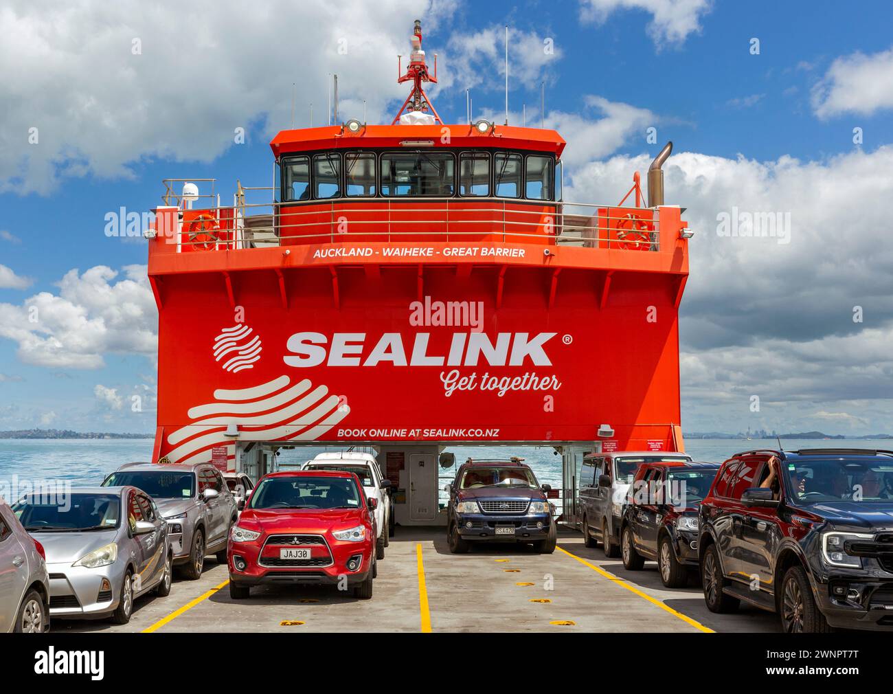 Traghetto Sealink per auto e passeggeri sul Golfo di Hauraki con destinazioni da e per Tāmaki Makaurau / Auckland, Waiheke Island e Aotea / Great Barrie Foto Stock