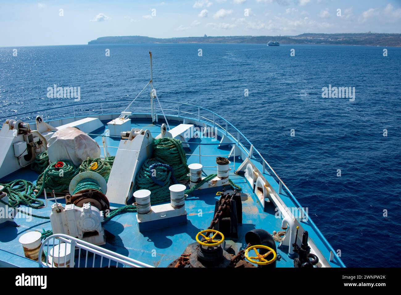 Linee di ormeggio sulla nave Bow Foto Stock