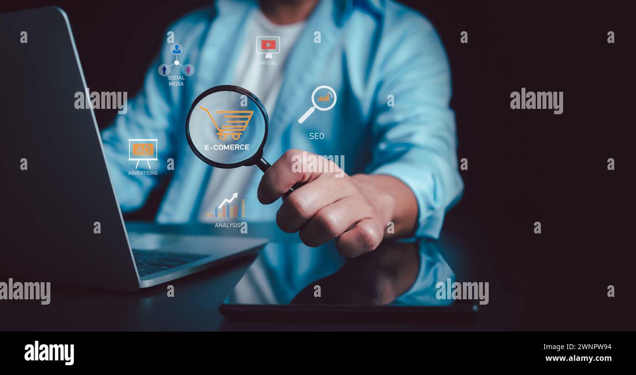 SEO Search Engine Marketing, uomo d'affari che utilizza un computer per l'analisi, SEO Search Engine Optimization, Marketing ranking Traffic website Internet, Bu Foto Stock