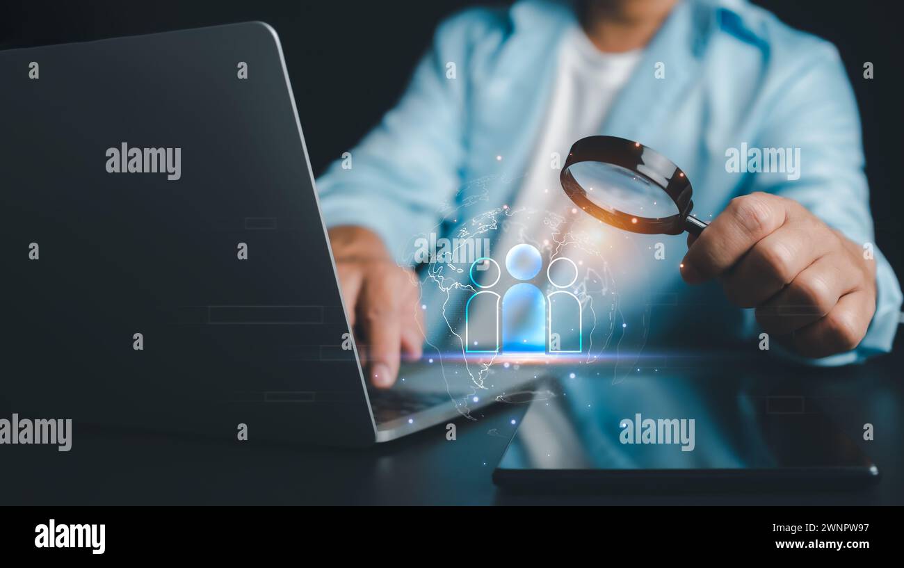 HRM, Human Manage, uomo d'affari utilizza una lente d'ingrandimento per trovare l'icona umana per il CRM aziendale o la gestione delle relazioni con i clienti e l'obiettivo focalizzato sul cliente Foto Stock