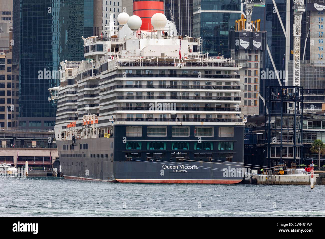 Nave da crociera Cunard line Queen Victoria ormeggiata al terminal passeggeri Overseas, Circular Quay, Sydney, NSW, Australia Foto Stock