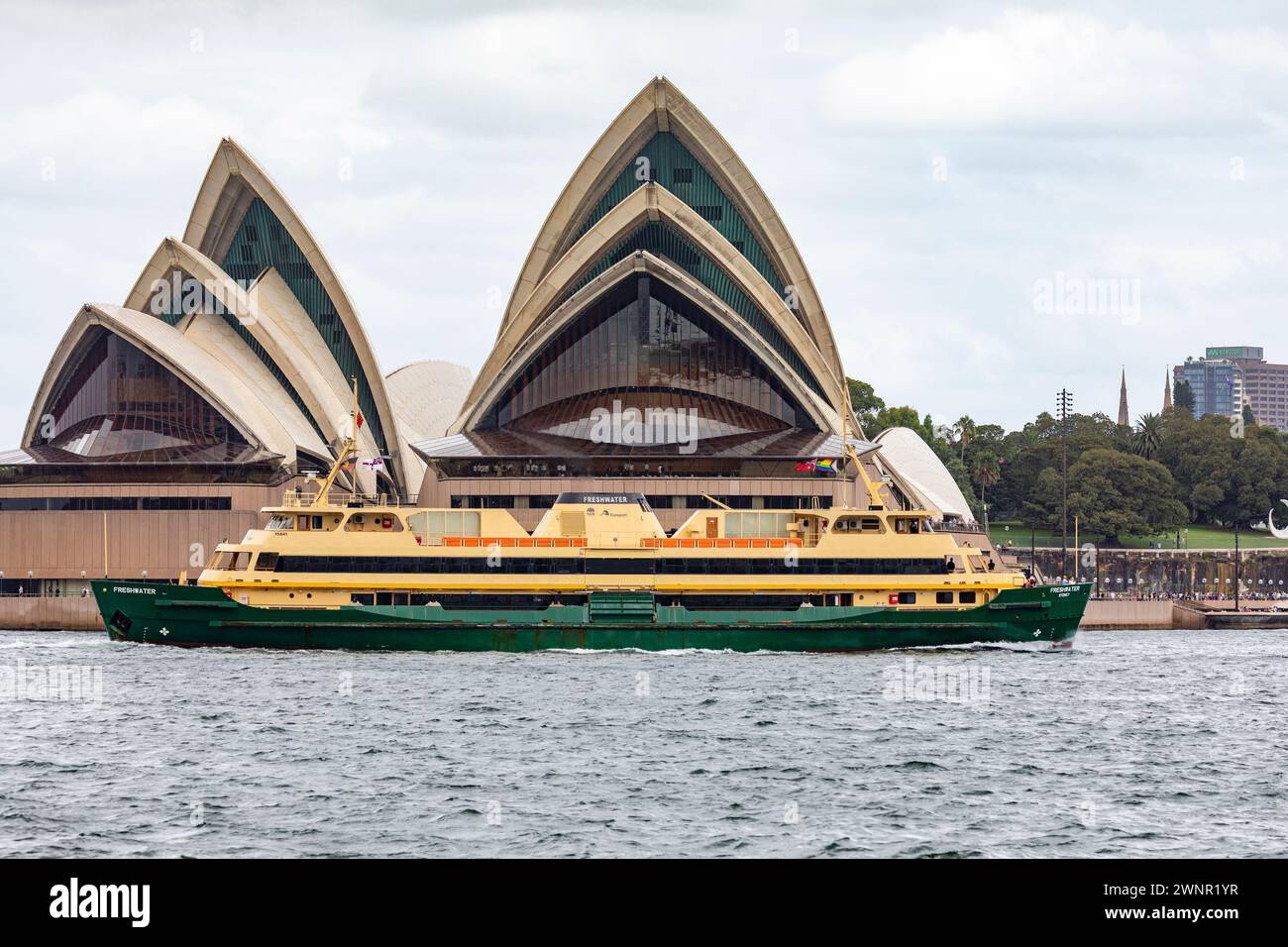 Il traghetto più antico di Sydney, MV Freshwater viaggia da Manly a Circular Quay, passando davanti alla Sydney Opera House, Australia Foto Stock