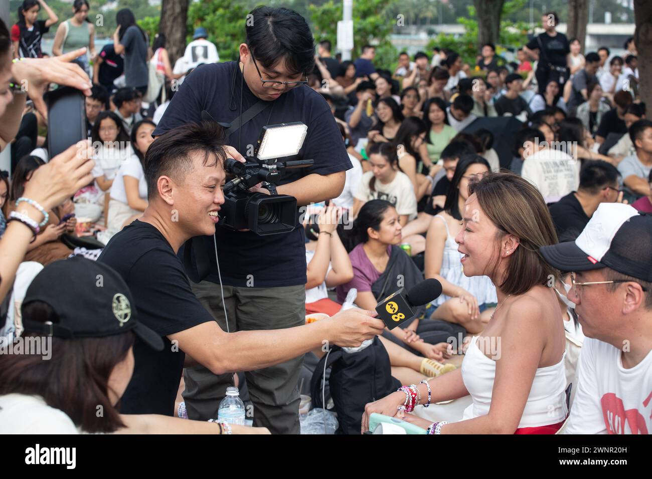2 marzo 2024. I media locali intervistano la folla secondaria fuori dalla sede del concerto Talyor Swift The Eeras Tour Singapore. Foto Stock