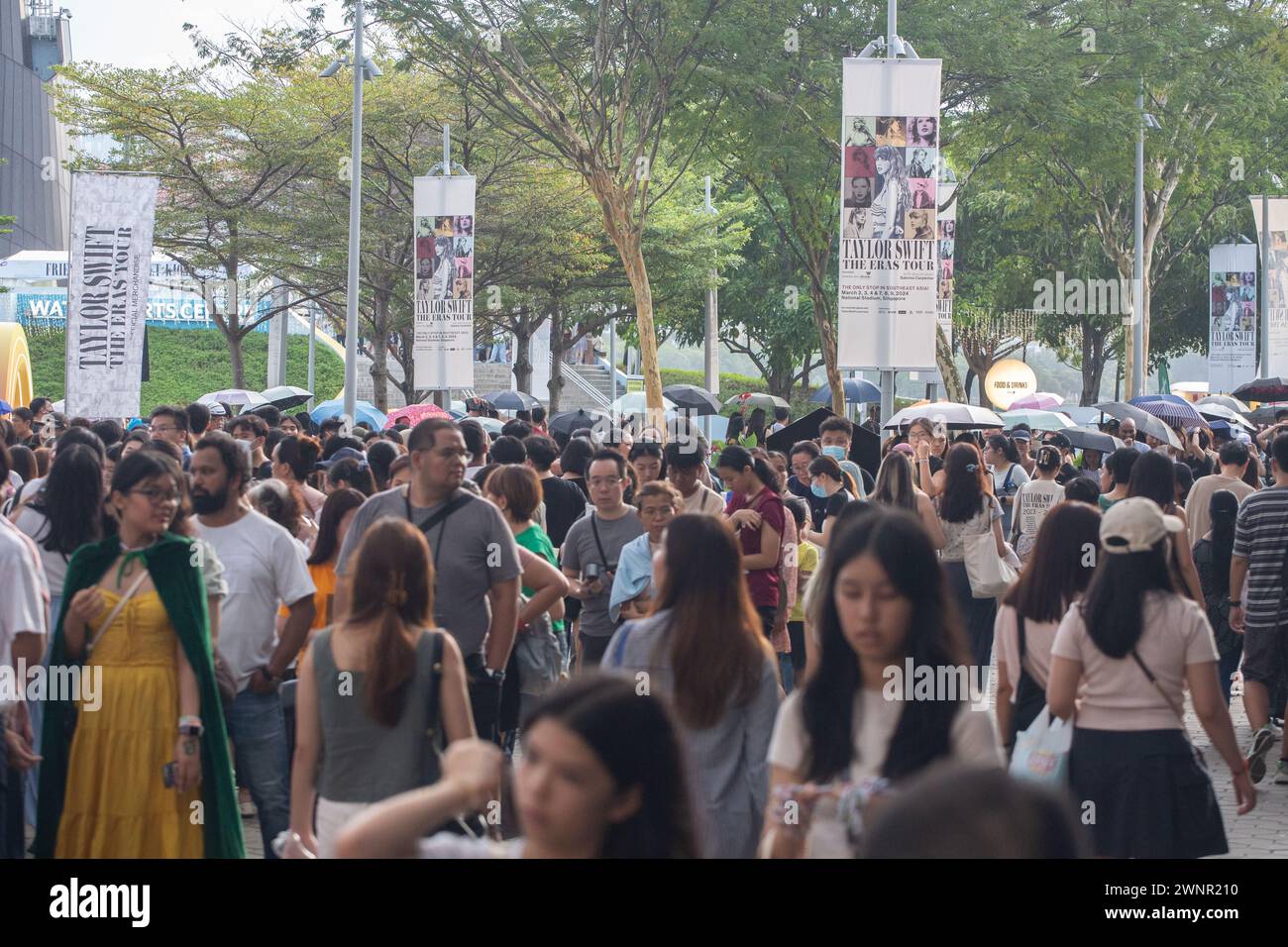 2 marzo 2024. Dieci di migliaia di fan o folle internazionali si riuniscono all'esterno della sala concerti per il concerto del Talyor Swift the Era Tour. Singapore. Foto Stock